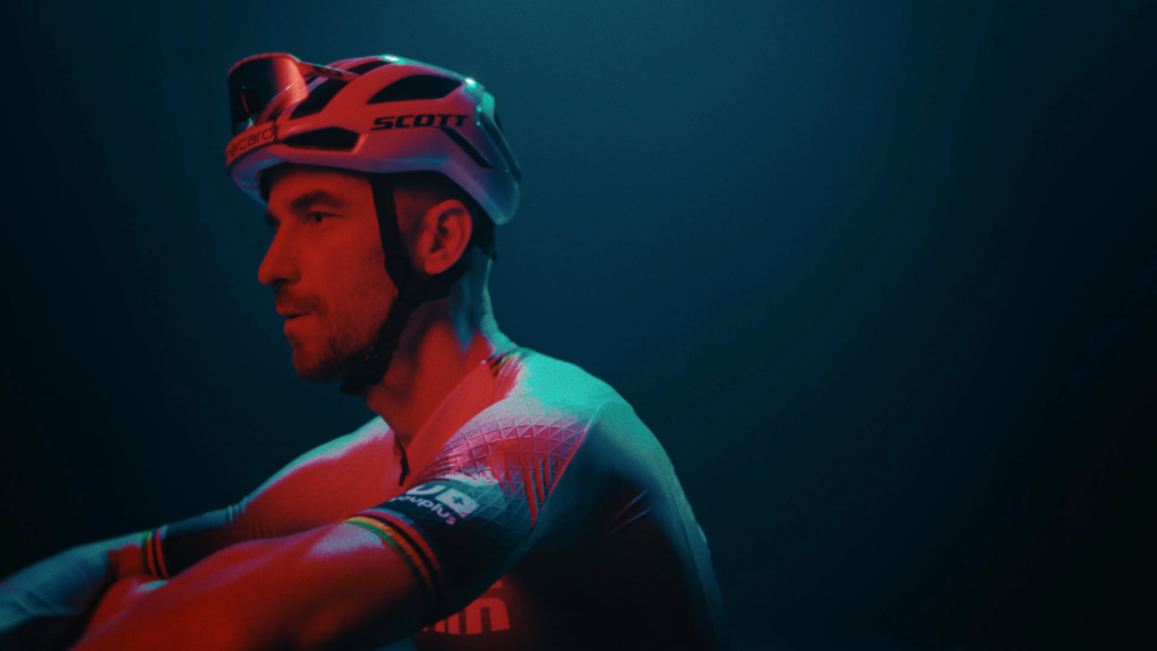 Nino Schurter wird in einem Fotostudio von rotem Licht angeleuchtet