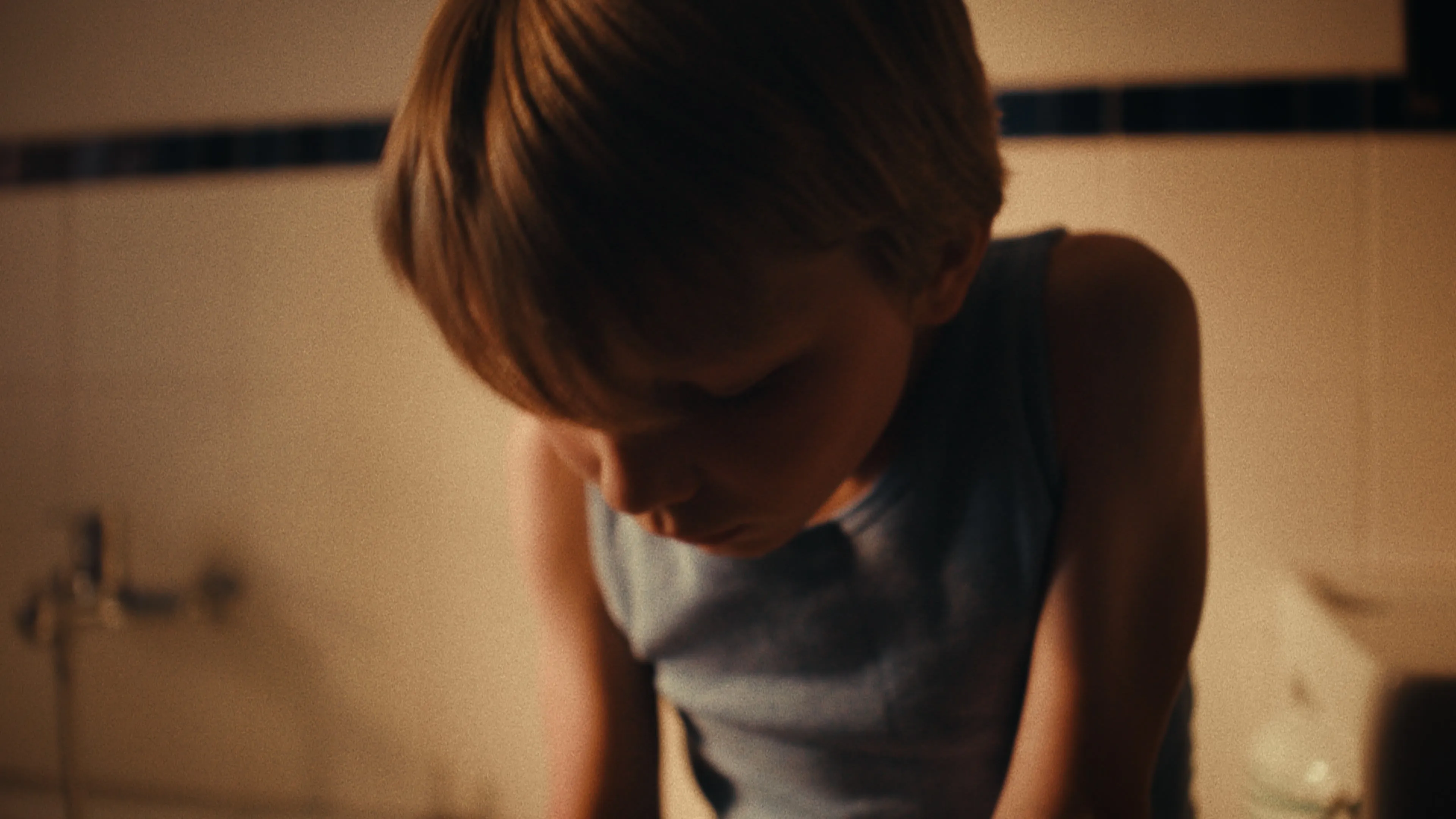 Ein Kind ist im Badezimmer zu sehen. 